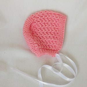 Modello a maglia per cuffia da bambino. Modello di cappello lavorato a maglia.