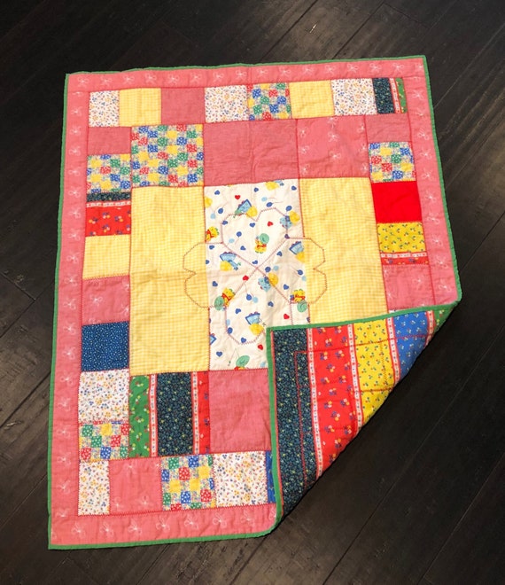 ヴィンテージ パッチワーク、ベビー キルト、ユニーク、原色、懐かしい