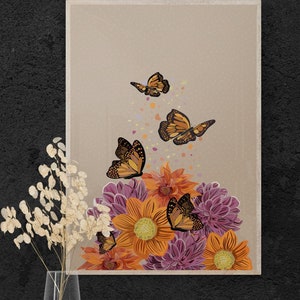 Puede incluir: Una impresi&oacute;n de arte digital que presenta un grupo de flores naranjas y moradas con mariposas volando a su alrededor. El fondo es de color marr&oacute;n claro.