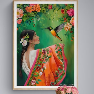 Könnte beinhalten: Ein Gemälde einer Frau mit langen dunklen Haaren, die einen bunten Schal trägt und einen Kolibri betrachtet. Der Hintergrund ist ein üppiger grüner Wald mit Blumen.