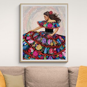 以下が含まれることがあります： 赤い花を髪につけた、カラフルな刺繍のドレスを着た女性。ドレスは複数層になっており、花やその他の模様で飾られています。女性は微笑んで横を見ています。