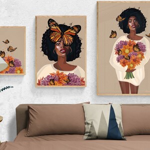 Puede incluir: Dos ilustraciones enmarcadas de una mujer con cabello oscuro y rizado. La mujer de la ilustraci&oacute;n de la izquierda tiene una mariposa sobre el ojo y sostiene un ramo de flores. La mujer de la ilustraci&oacute;n de la derecha sostiene un ramo de flores y tiene mariposas volando alrededor de su cabeza. Ambas ilustraciones tienen un fondo beige.