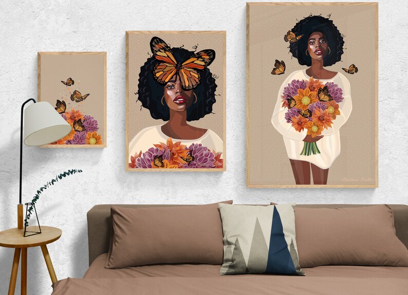 Puede incluir: Dos ilustraciones enmarcadas de una mujer con cabello oscuro y rizado. La mujer de la ilustraci&oacute;n de la izquierda tiene una mariposa sobre el ojo y sostiene un ramo de flores. La mujer de la ilustraci&oacute;n de la derecha sostiene un ramo de flores y tiene mariposas volando alrededor de su cabeza. Ambas ilustraciones tienen un fondo beige.
