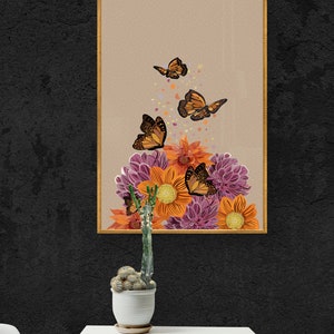 Puede incluir: Una impresi&oacute;n enmarcada con un fondo beige que presenta un grupo de flores naranjas y moradas con cuatro mariposas naranjas volando por encima.