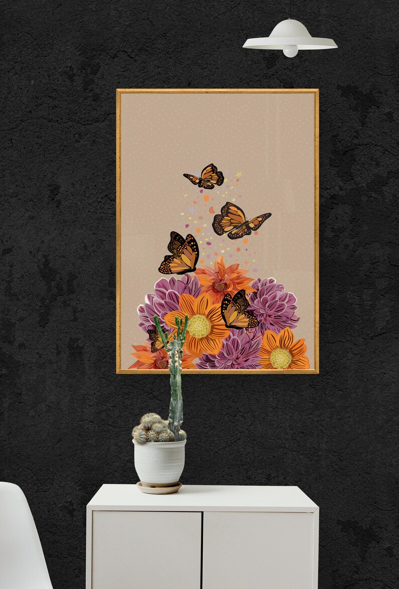 Puede incluir: Una impresi&oacute;n enmarcada con un fondo beige que presenta un grupo de flores naranjas y moradas con cuatro mariposas naranjas volando por encima.