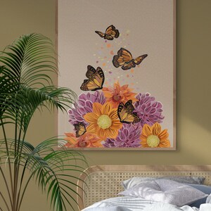 Puede incluir: Una impresi&oacute;n enmarcada con un dise&ntilde;o floral con flores naranjas y moradas con mariposas volando a su alrededor. La impresi&oacute;n est&aacute; sobre un fondo beige y est&aacute; enmarcada en un marco de madera claro.