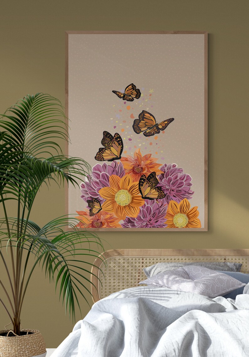 Puede incluir: Una impresi&oacute;n enmarcada con un dise&ntilde;o floral con flores naranjas y moradas con mariposas volando a su alrededor. La impresi&oacute;n est&aacute; sobre un fondo beige y est&aacute; enmarcada en un marco de madera claro.