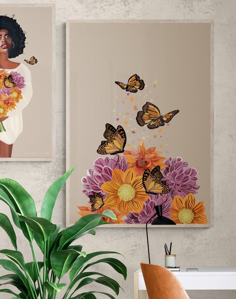 Puede incluir: Una impresi&oacute;n de arte digital que presenta un ramo de flores naranjas y moradas con mariposas volando a su alrededor. El fondo es de color marr&oacute;n claro.