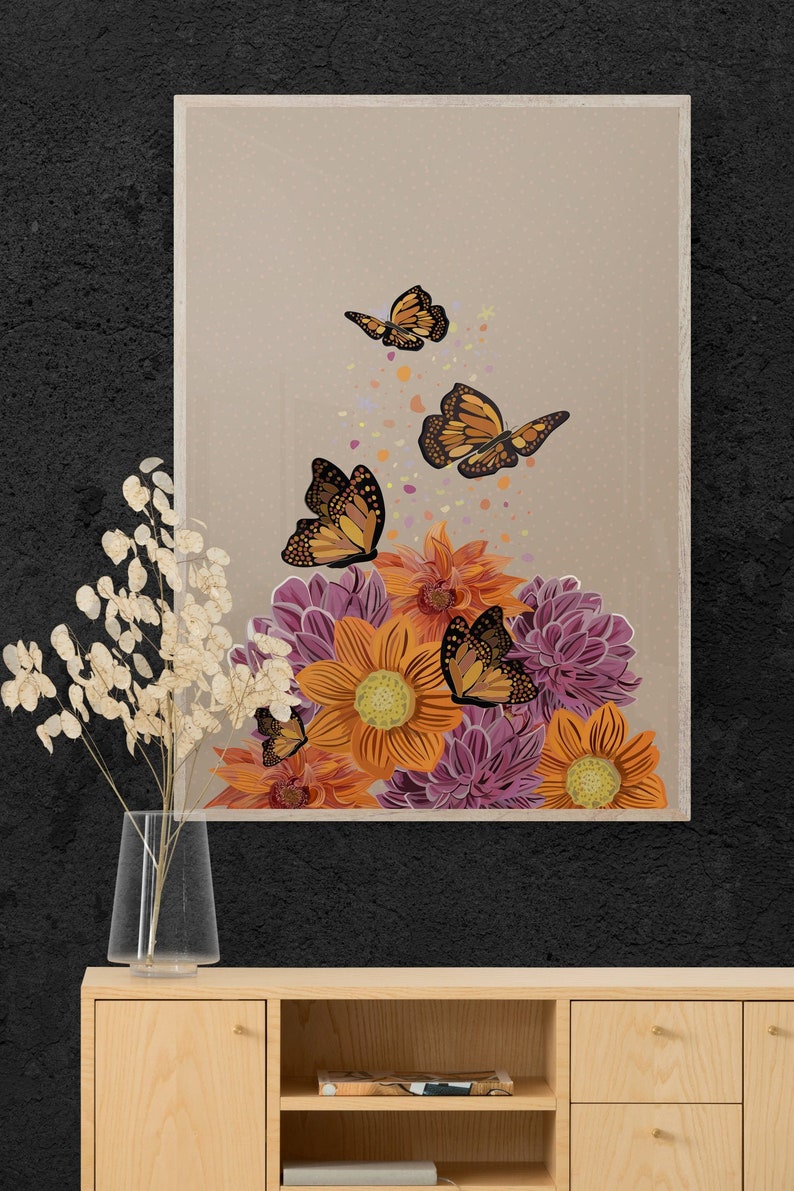 Puede incluir: Una impresi&oacute;n de arte digital que presenta un grupo de flores naranjas y moradas con mariposas volando a su alrededor. El fondo es de color marr&oacute;n claro.