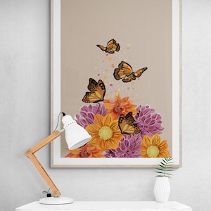 Puede incluir: Una impresi&oacute;n enmarcada con un fondo beige que presenta un grupo de flores rosas y naranjas con cuatro mariposas monarca volando sobre ellas.
