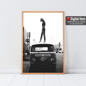Póster de chica en furgoneta, impresión de chica en blanco y negro, póster de viaje, mujer y furgoneta antigua, arte mural de moda, decoración juvenil, póster impreso en blanco y negro. Descarga digital.