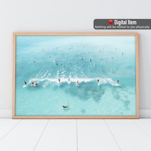 Surfer Wandkunst, Meereswellen als Drucke, Surfer auf Welle warten, Sommer Poster, Türkisfarbenes Wanddekor, Küstenfotografie.