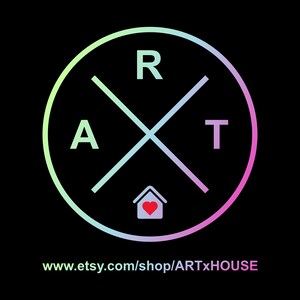 Puede incluir: Un c&iacute;rculo de colores arco&iacute;ris con una cruz blanca en su interior. Las letras "ART" est&aacute;n en las esquinas de la cruz, y una peque&ntilde;a casa con un coraz&oacute;n rojo en su interior est&aacute; en el centro. El texto "www.etsy.com/shop/ARTxHOUSE" est&aacute; debajo del c&iacute;rculo.