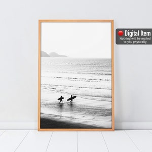 Schwarz weiß Surf Wandbild, Strand Dekor zum ausdrucken, Surfer Dekor, Küstenwand Dekor, Surfer Paar, Wellen Poster, Surf Digitaldruck.