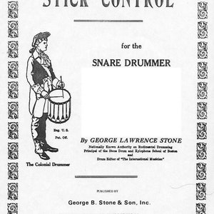 Op de afbeelding: Zwart-witte illustratie van een stokfiguur drummer die een snare drum vasthoudt. De tekst "STICK CONTROL for the SNARE DRUMMER" staat bovenaan de pagina. De tekst "By GEORGE LAWRENCE STONE" staat onder de illustratie. De tekst "Nationally Known Authority on Rudimental Drumming Principal of the Stone Drum and Xylophone School of Boston and Drum Editor of "The International Musician" staat onder de naam van de auteur. De tekst "PUBLISHED BY George B. Stone & Son, Inc." staat onderaan de pagina. De tekst "P.O. Box 324 Randolph, MA 02363-2437 (U.S.A.)" staat onder de naam van de uitgever. De tekst "Copyright 1965 by George B. Stone & Son, Inc. Copyright renewed 1963 by George B. Stone, Inc. International Copyright Secured Made in U.S.A." staat onderaan de pagina.