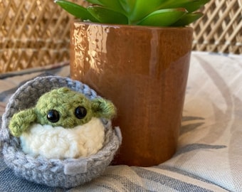 Peluche de extraterrestre verde de ganchillo hecho a mano: adorable juguete en miniatura de 5 cm
