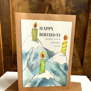Feliz Aniversário! Montanhas, "Mais um Ano de Aventuras Aguarda" - Cartão de Aniversário em Aquarela Pintado à Mão