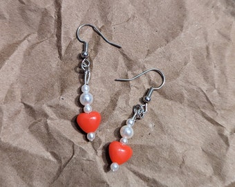 Pendientes de corazón rojo con cuentas hechos a mano