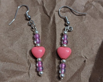 Pendientes de corazón rosa con cuentas hechos a mano