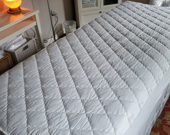2 in 1 Quilted. REVERSABLE Waterproof Massage Table Cover, Cover for massage table, waterproof cover, wipeable cover, table cover