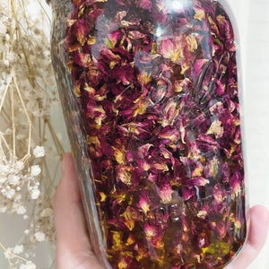 K&ouml;nnte beinhalten: Ein Glasgef&auml;&szlig; gef&uuml;llt mit getrockneten Rosenbl&uuml;ten und einer klaren Fl&uuml;ssigkeit. Das Gef&auml;&szlig; ist bis zum Rand mit Bl&uuml;ten und Fl&uuml;ssigkeit gef&uuml;llt.