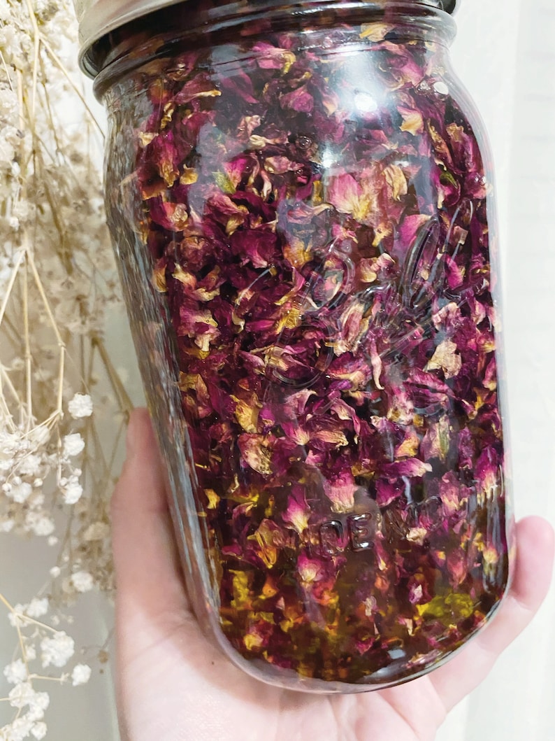 K&ouml;nnte beinhalten: Ein Glasgef&auml;&szlig; gef&uuml;llt mit getrockneten Rosenbl&uuml;ten und einer klaren Fl&uuml;ssigkeit. Das Gef&auml;&szlig; ist bis zum Rand mit Bl&uuml;ten und Fl&uuml;ssigkeit gef&uuml;llt.