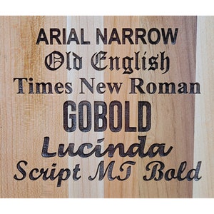 Pu&ograve; includere: Un tagliere di legno con diversi caratteri incisi su di esso. I caratteri includono Arial Narrow, Old English, Times New Roman, Gobold, Lucinda e Script MT Bold.