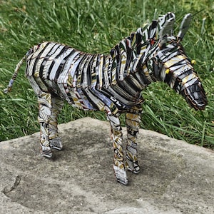 アート・デザイン・音楽 Samozveri: Selbst gemachte Tiere Pop Can Zebras, Upcycled Aluminum Can Art, Recycled Zebra Decor