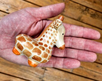 手彫りのキリンのソープストーン製置物、かわいいキリンの彫刻