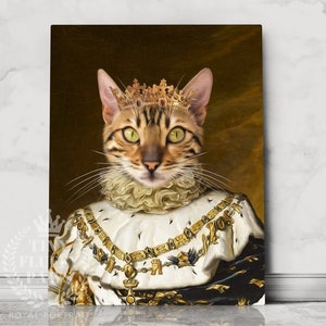 Pu&ograve; includere: Un dipinto digitale di un gatto che indossa una corona d'oro e una veste bianca e dorata. Il gatto ha gli occhi verdi e un motivo tabby marrone e nero. Lo sfondo &egrave; marrone scuro.