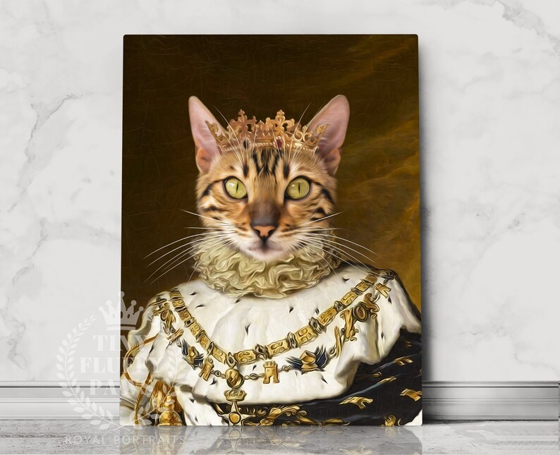 Pu&ograve; includere: Un dipinto digitale di un gatto che indossa una corona d'oro e una veste bianca e dorata. Il gatto ha gli occhi verdi e un motivo tabby marrone e nero. Lo sfondo &egrave; marrone scuro.