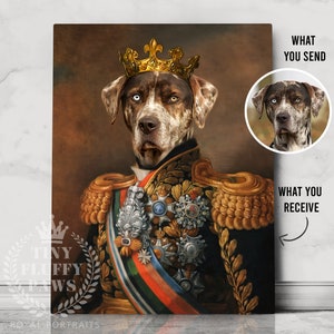 Pu&ograve; includere: Un dipinto digitale di un cane che indossa una corona d'oro e un'uniforme militare. Il cane &egrave; di razza macchiata marrone e bianca. Il dipinto &egrave; in stile realistico e ha uno sfondo scuro.