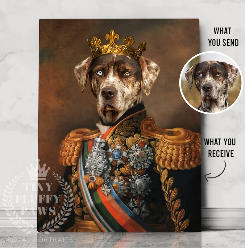 Pu&ograve; includere: Un dipinto digitale di un cane che indossa una corona d'oro e un'uniforme militare. Il cane &egrave; di razza macchiata marrone e bianca. Il dipinto &egrave; in stile realistico e ha uno sfondo scuro.
