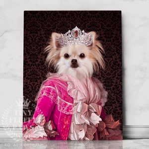 Pu&ograve; includere: Un chihuahua bianco che indossa un abito rosa e bianco con una corona in testa. Il cane &egrave; in posa su uno sfondo marrone scuro con un motivo damascato.