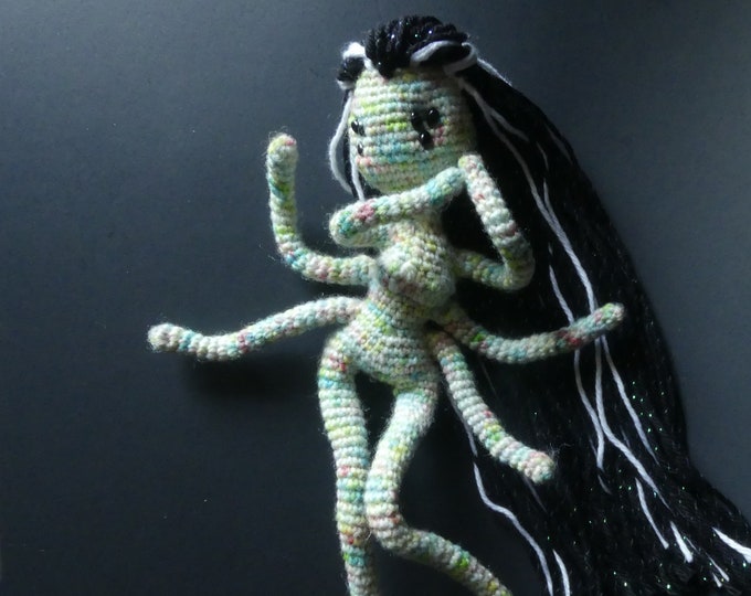 Spider Sprite. Multiple armed doll. Bendable arms English(US)+Dutch