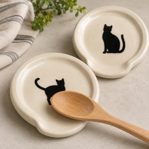 Poggiacucchiaio in ceramica fatto a mano con decorazione a gatto nero – Regalo per la cucina in ceramica
