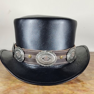 Leren hoge hoed| Zwarte hoed met contrastbruine leren band met stijlvolle grote ovale concho's | Handgemaakt| 100% Rundleer | Nieuw met Tags