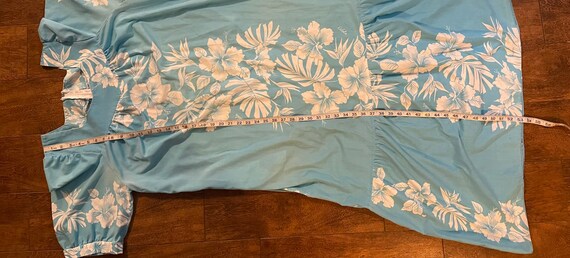 Vintage handmade Hawaiian floral muumuu blue and … - image 5