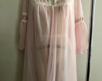 Gorgeous vintage 60s/70s double chiffon nylon Komar brand pink floral peignoir robe