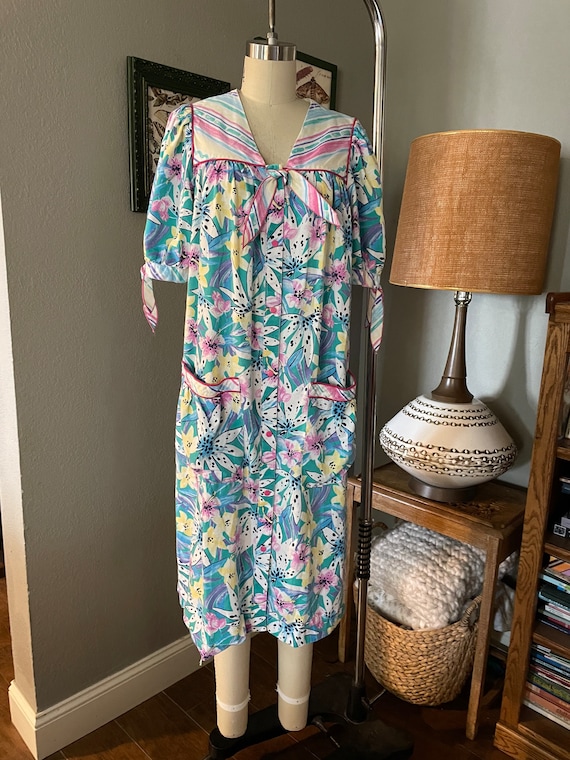 Vintage floral muumuu light robe house coat by Mod