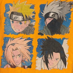 Puede incluir: Una camiseta naranja con un estampado gr&aacute;fico de cuatro personajes de anime de Naruto. El dise&ntilde;o muestra a Naruto, Kakashi, Sakura y Sasuke, cada uno enmarcado en un cuadrado azul. El texto Naruto es visible en la parte superior del cuello.