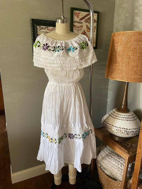 Cute! Vintage Mexican boho style floral dress Larg