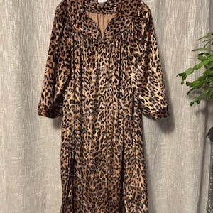 Vintage 2X Simply Basic leopard print snap up robe muumuu house coat jacket