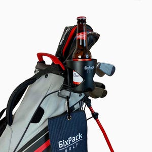 ゴルフバッグ用ドリンクホルダー。ユニバーサルクランプはゴルフバッグ、カート、トロリーにフィットします。カップホルダーはあらゆる種類のボトルや缶にフィットします。ゴルフアクセサリー