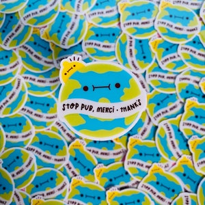 Stickers Stop Pub planète | Autocollant boite aux lettres en Vinyle renforcé | Nina Spicy Illustration | 5,5 x 5,3 cm