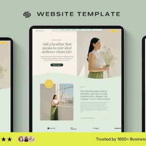 Könnte beinhalten: Ein Website-Template-Design, das auf drei digitalen Tablets angezeigt wird. Das Design zeigt eine Frau, die Blumen hält, mit dem Text "Fügen Sie eine Überschrift hinzu, die Ihr ideales Publikum anspricht". Das Farbschema ist weichgrün und beige.