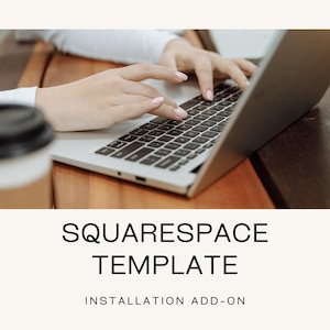 Könnte beinhalten: Die Hände einer Person tippen auf einem silbernen Laptop mit einer schwarzen Tastatur. Der Laptop steht auf einem Holztisch mit einem braunen Pappbecher links neben dem Laptop. Der Text "SQUARESPACE TEMPLATE INSTALLATION ADD-ON" befindet sich unter dem Bild.
