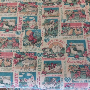 Può includere: Un tessuto colorato con un motivo ripetitivo di animali da fattoria, uccelli e testo. Il testo include frasi come "Hogs in Heaven", "Twin Cities Ewenique Feed", "The Early Bird Catches the Worm", e "Beauty".