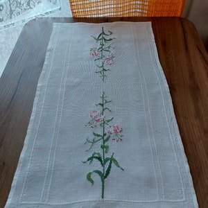 Vintage lily flowers floral and embroidered hardened thin Scandinavian table mat, table topper, table dressing , table runenr (E8)