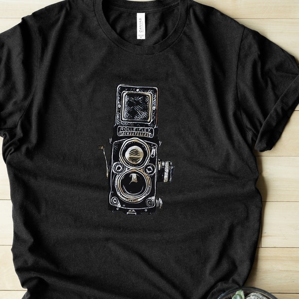 Twin Lens Reflex Medium Format Camera camiseta unisex de manga corta. Afligido por un look vintage de la tienda de segunda mano.